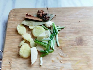 4、#做妈妈的拿手菜#红烧鸡块炖小土豆,葱姜蒜去皮切好，八角桂皮香叶。