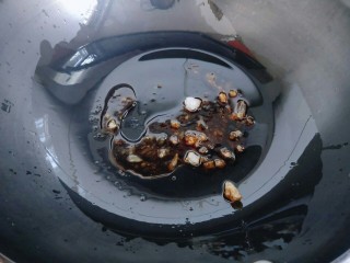 5、#做妈妈的拿手菜#红烧鸡块炖小土豆,起油锅，加入冰糖，小火融化，至褐色。(全程小火，注意不要把冰糖炒过，那样会发苦)