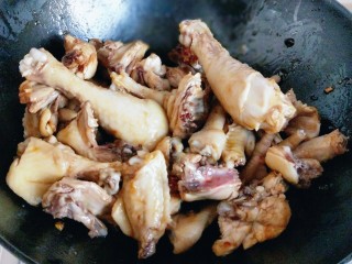 6、#做妈妈的拿手菜#红烧鸡块炖小土豆,加入焯水的鸡块炒糖色。