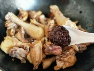 7、#做妈妈的拿手菜#红烧鸡块炖小土豆,加入豆瓣酱。