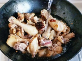 8、#做妈妈的拿手菜#红烧鸡块炖小土豆,再加入纯净水，没过鸡块为佳。