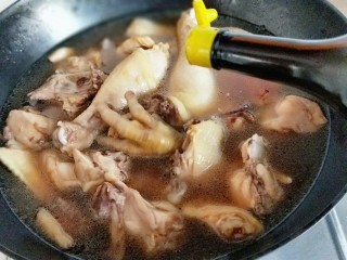 9、#做妈妈的拿手菜#红烧鸡块炖小土豆,加入生抽。