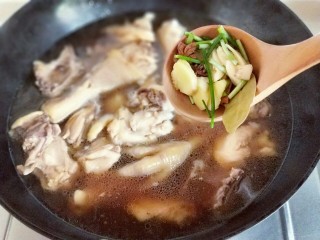 11、#做妈妈的拿手菜#红烧鸡块炖小土豆,加入准备好的香料。