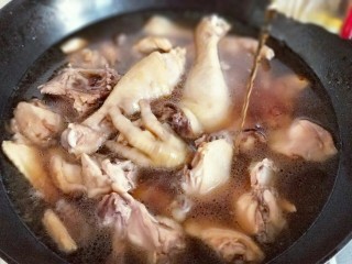 10、#做妈妈的拿手菜#红烧鸡块炖小土豆,再加入料酒。