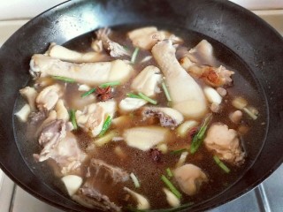 12、#做妈妈的拿手菜#红烧鸡块炖小土豆,翻均匀，盖上盖子，大火烧开后转小火慢炖30分钟。