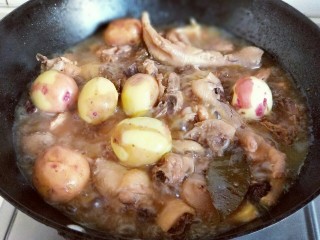 13、#做妈妈的拿手菜#红烧鸡块炖小土豆,30分钟加入提前洗干净的小土豆，再炖10分钟。