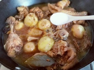 14、#做妈妈的拿手菜#红烧鸡块炖小土豆,加入盐调味，大火收汤即可出锅，