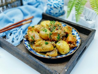 15、#做妈妈的拿手菜#红烧鸡块炖小土豆,盛出撒上葱花，熟白芝麻。