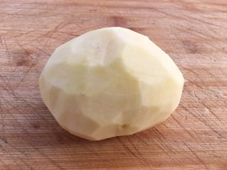 3、土豆腊肉焖饭,土豆一个150克，去皮清洗干净。