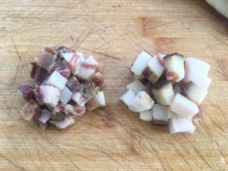 9、土豆腊肉焖饭,腊肉切丁，肥肉与瘦肉分开切，先把肥肉油慢慢逼出来再焖饭更香。