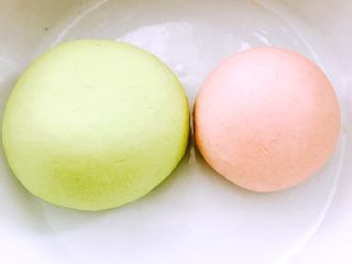 1、鳕鱼????饺子#王氏私房菜#,面粉加适量红曲粉和面、韭菜叶榨汁后和面、醒发30分钟