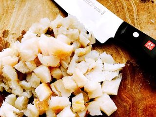 4、鳕鱼????饺子#王氏私房菜#,鳕鱼????用刀切成小丁