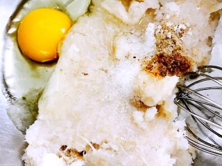 5、鳕鱼????饺子#王氏私房菜#,切丁的鳕鱼????用刀剁成鱼茸后、加鸡蛋、料酒、鸡精、胡椒粉、花椒粉、白糖顺时针搅拌上劲