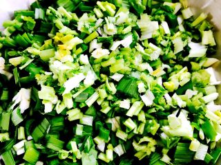 8、鳕鱼????饺子#王氏私房菜#,洗净的韭菜和香菜切碎