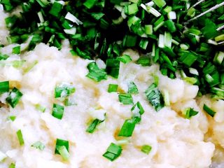 9、鳕鱼????饺子#王氏私房菜#,倒入搅拌好的鱼馅里加芝麻油拌匀即可