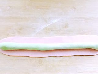 11、鳕鱼????饺子#王氏私房菜#,醒发好的两种面、分别揉成光滑的长条、其中一个擀成长方形薄片、如图