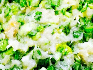 10、鳕鱼????饺子#王氏私房菜#,这是搅拌均匀后的鱼馅