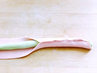 12、鳕鱼????饺子#王氏私房菜#,然后把薄片把长条包在里面、如图