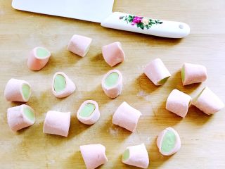 13、鳕鱼????饺子#王氏私房菜#,用刀切成自己想要的大小