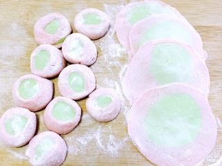 14、鳕鱼????饺子#王氏私房菜#,摁扁后擀成圆饼皮