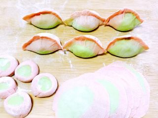 15、鳕鱼????饺子#王氏私房菜#,把擀好的皮包成饺子即可、如图