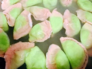 18、鳕鱼????饺子#王氏私房菜#,锅中烧开水、把包好的饺子放入锅里烧开后、反复点3次清水、最后饺子浮在水面上即可