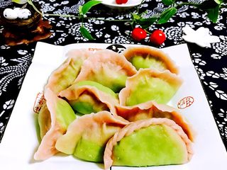 19、鳕鱼????饺子#王氏私房菜#,鲜美可口的鳕鱼????饺子就做好了、盛在盘中即可食用哟……