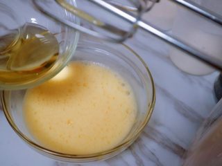 5、宝宝蛋卷（无黄油版）,鸡蛋搅拌均匀后我们需要加入核桃油