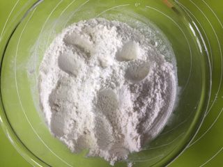 1、外脆内软的白吉馍,准备适量的面粉