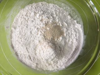 2、外脆内软的白吉馍,面粉中加入酵母