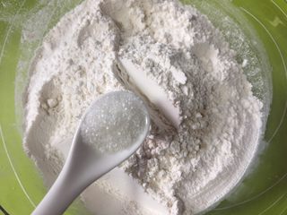 3、外脆内软的白吉馍,加入白糖