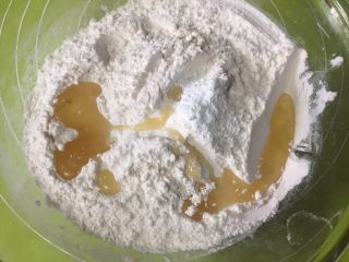 5、外脆内软的白吉馍,加入玉米油