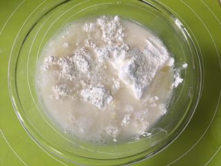 6、外脆内软的白吉馍,加入清水，如果是冬天你可以用温水和面