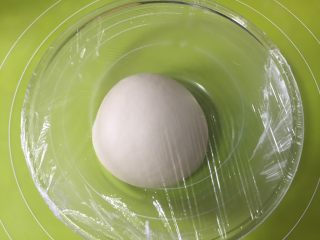 8、外脆内软的白吉馍,盖上保鲜膜