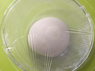 9、外脆内软的白吉馍,静置30分钟，不要发酵2倍大，那口感不对，它不能全是用死面，用死面做，馍的口感发“死”和硬，但也不能全部用发面，用了发面，烙制过程中馍会遇热鼓起，口感也不会外脆了，30分钟就可以了，夏天醒20分钟足矣