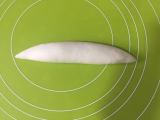 11、外脆内软的白吉馍,每份揉一下，再擀成这样的两头细的形状