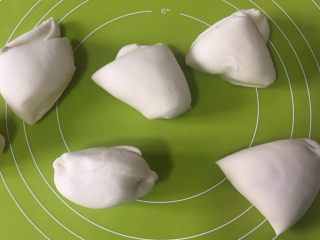 10、外脆内软的白吉馍,分成5份，每份差不多76g