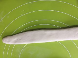 13、外脆内软的白吉馍,然后横着折一下