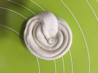 15、外脆内软的白吉馍,尾部压入面团中心