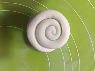 16、外脆内软的白吉馍,翻过来，压的尾部就朝下了