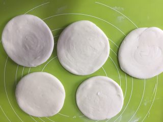 18、外脆内软的白吉馍,擀成如碗大小均匀的饼，不要太薄哦