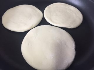 19、外脆内软的白吉馍,直接放入平底锅中小火煎