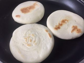 20、外脆内软的白吉馍,煎至两面略黄