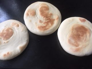 21、外脆内软的白吉馍,再放入烤箱180度中层上下火8分钟，这样考出来的饼外脆里软，这是烤好的状态，敲敲会有响声的哦