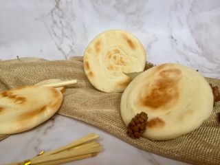 22、外脆内软的白吉馍,白吉馍做好啦，还是妈妈的味道，麦香味十分浓郁……你可以加入卤肉就是肉夹馍啦～～～