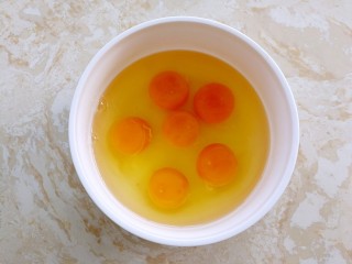 1、妈妈的味道～美味蛋饺（平底锅版）,鸡蛋打散
