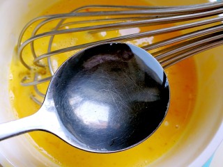 4、妈妈的味道～美味蛋饺（平底锅版）,加入一小勺清水（这样做出来的蛋卷更加的嫩滑）用蛋抽搅打均匀