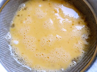 5、妈妈的味道～美味蛋饺（平底锅版）,把蛋液过一下筛（这样做出来的蛋饺皮没有颗粒）