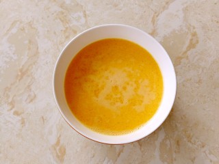 6、妈妈的味道～美味蛋饺（平底锅版）,过筛完的蛋液很细腻