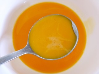 9、妈妈的味道～美味蛋饺（平底锅版）,我们勺子挖适量的蛋液